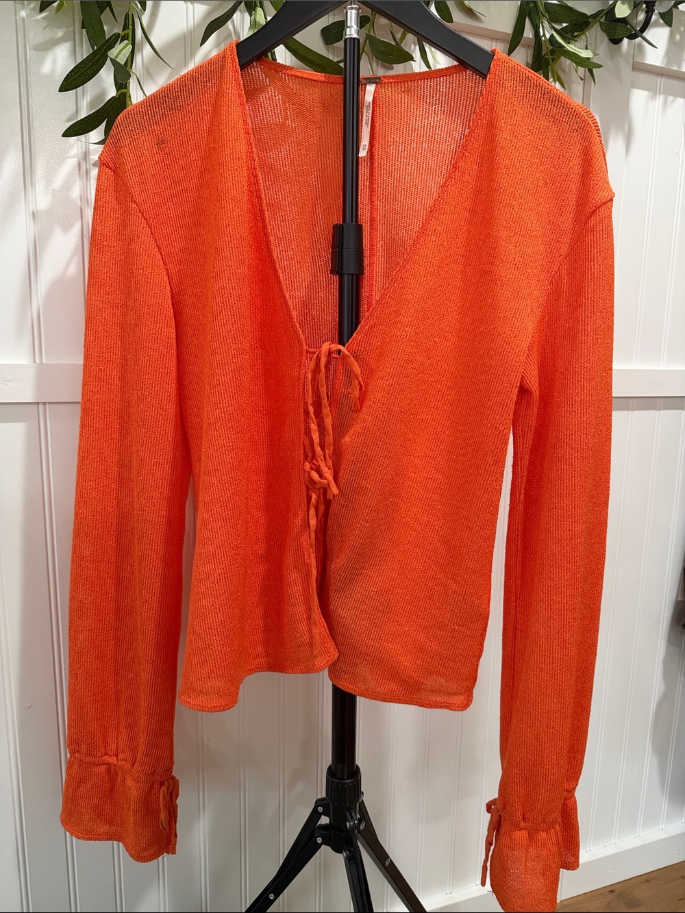 #902 FREE PEOPLE Orange Ribbed Tie-Front V-Neck Top w Tie Sleeves
